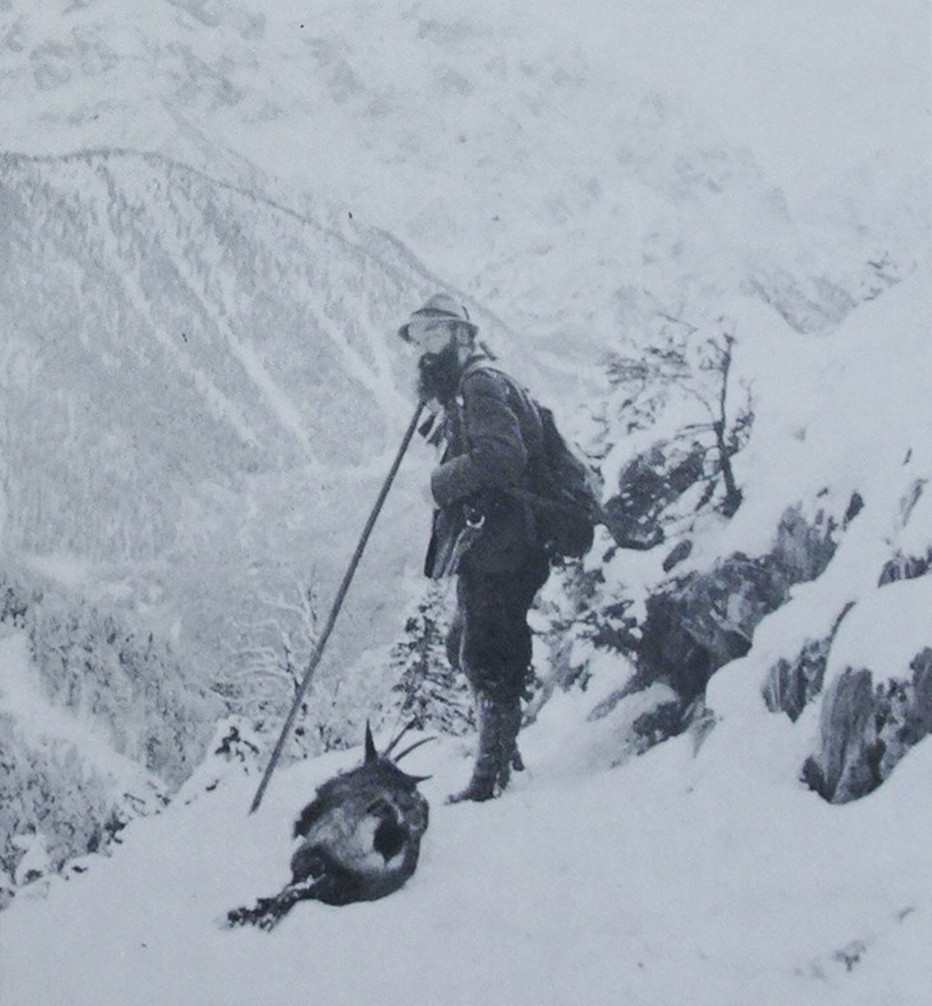 Karl Vögele (1905–1971) książęcy myśliwy z Wildbad Kreuth zimą w górach z upolowaną kozicą, reprodukcja w: H. Halmbacher, Das Tegernsee Tal in historischen Bildern, Hausham 1982, t. 2, s. s.
