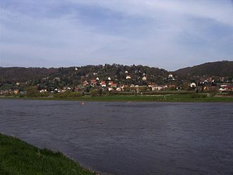Blick Dresden–Nieder Poyritz von der anderen Elbseite, reproduziert bei: https://de.wikipedia.org/wiki/Niederpoyritz – abgerufen am 2.12.2019