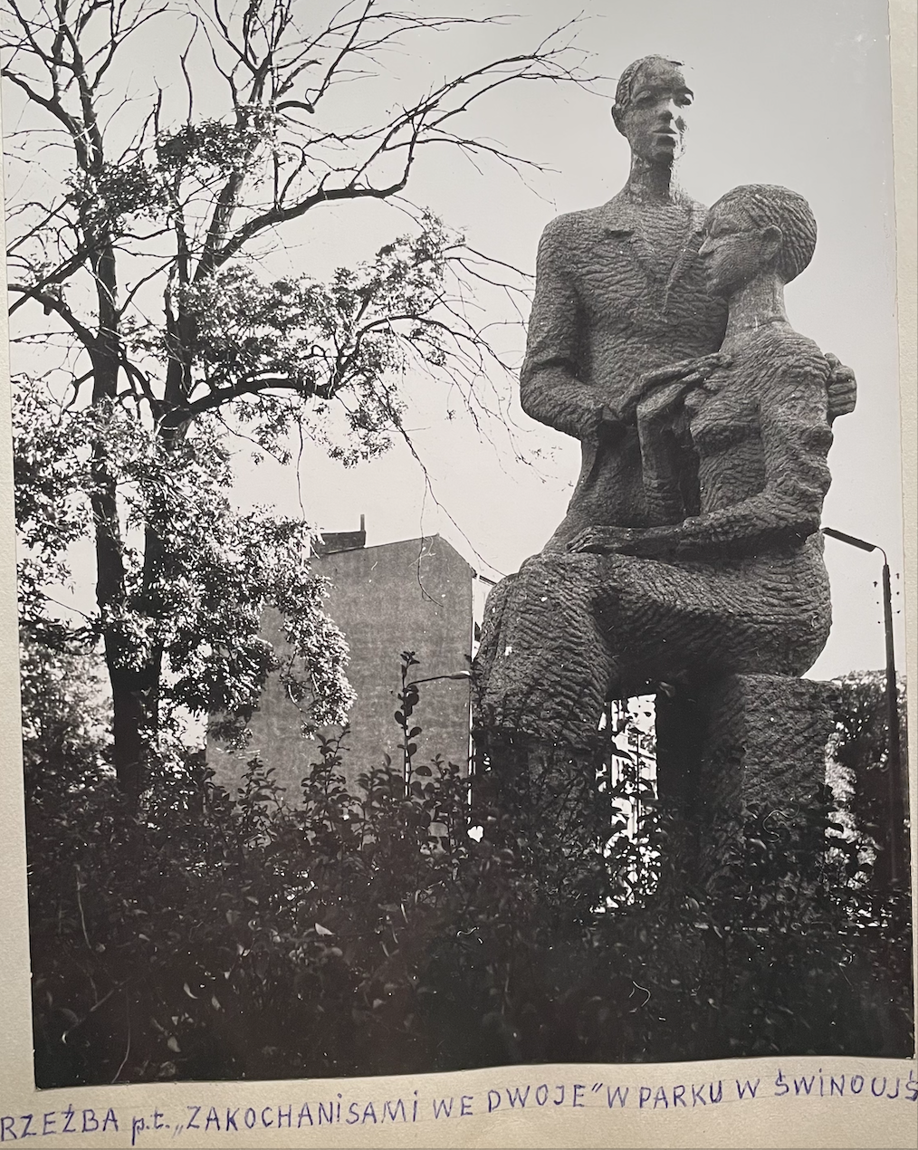 Stanisław Rudzik, zakochani sami we dwoje, lata 80-te XX w., sztuczny kamień, Świnoujście. Z archiwum artysty