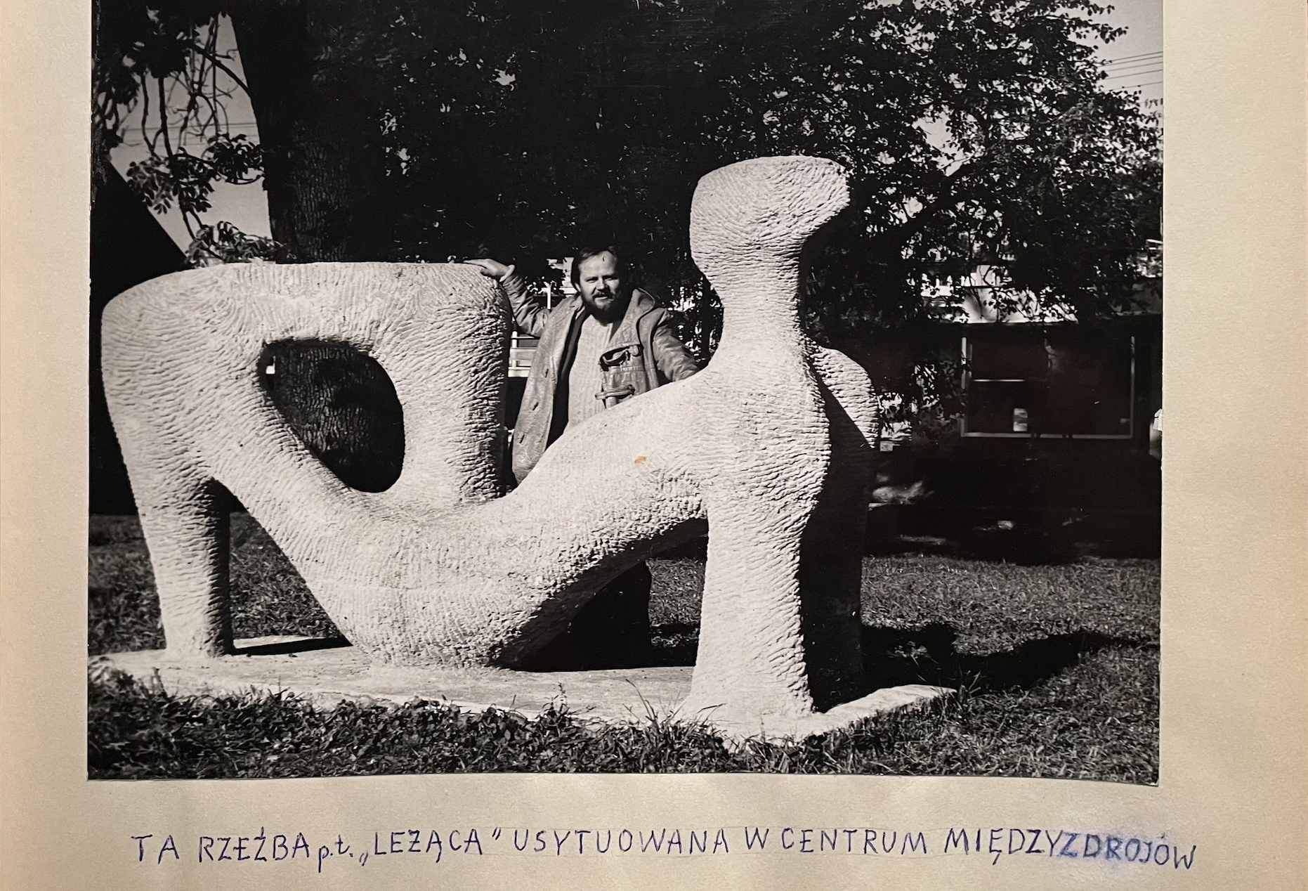 Stanisław Rudzik jego rzeźba "Leżąca" w Międzyzdrojach. 